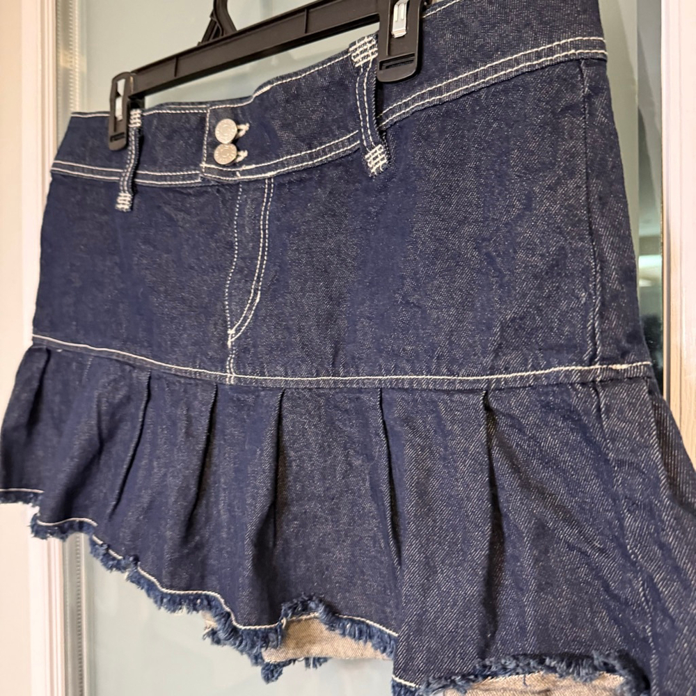 Urban Outfitters Raven Denim Pleated Mini Skirt NWT Size L - Picture 3 of 8